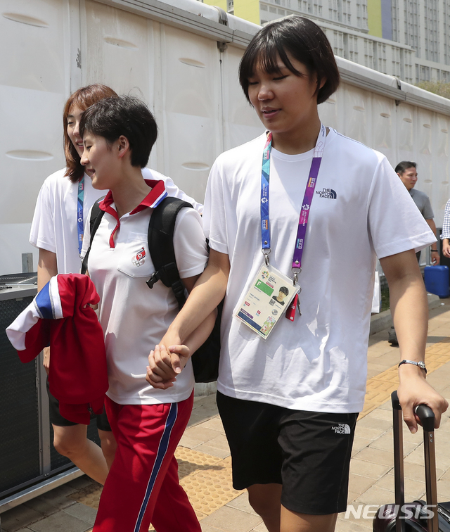 【자카르타(인도네시아)=뉴시스】최진석 기자 = 2018 자카르타-팔렘방 아시안게임 여자 농구 은메달을 차지한 남북 단일팀 막내 박지현이 3일(현지시각) 오전 인도네시아 자카르타 선수촌을 떠나는 북측 김혜연을 손을 꼭 잡고 배웅하고 있다. 2018.09.03.myjs@newsis.com
