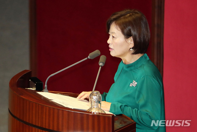 【서울=뉴시스】홍효식 기자 = 3일 오후 서울 여의도 국회 본회의장에서 열린 제1차 본회의에서 더불어민주당 원내수석부대표인 진선미 여성가족부 장관 후보자가 의사일정 관련 제안설명을 하고 있다. 2018.09.03. yesphoto@newsis.com