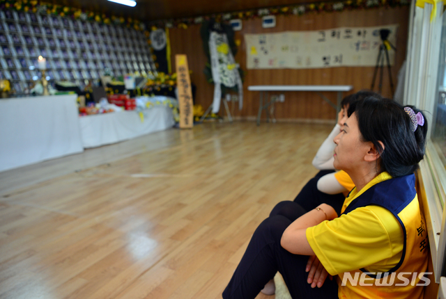 【진도=뉴시스】변재훈 기자 = 3일 오후 전남 진도군 임회면 팽목항에 설치됐던 세월호 참사 희생자 분향소가 철거를 앞둔 가운데 유가족들이 참사 희생자들의 사진을 바라보고 있다. 2018.09.03.&nbsp; wisdom21@newsis.com 