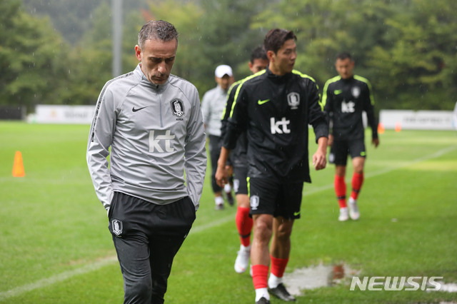 【파주=뉴시스】 김진아 기자 = 대한민국 남자 축구대표팀 파울루 벤투 감독이 3일 오후 경기 파주시 축구국가대표팀트레이닝센터(NFC)에서 선수들의 훈련을 지켜보고 있다. 2018.09.03.bluesoda@newsis.com