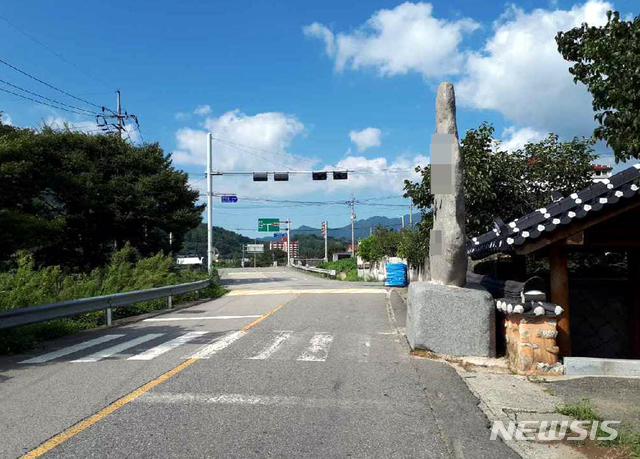 【구례=뉴시스】류형근 기자 = 3일 오후 전남 구례군 한 마을 앞에 설치돼 있는 대형 표지석이 횡단보도와 통행로를 가로막고 있다. 2018.09.03. (사진=독자 제공) photo@newsis.com