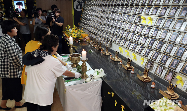 【진도=뉴시스】변재훈 기자 = 3일 오후 전남 진도군 임회면 팽목항에 설치됐던 세월호 참사 희생자 분향소가 철거되는 가운데 유가족들이 마지막 헌화를 하고 있다. 2018.09.03.&nbsp; wisdom21@newsis.com