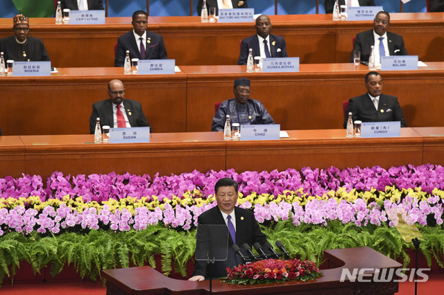 【베이징=AP/뉴시스】 중국 시진핑 주석이 3일 중-아프리카 협력포럼(FOCAC) 정상회의 개막 연설을 인민대회당에서 하고 있다. 이 포럼은 2000년 시작되었으며 정상회의는 2012년부터 3년마다 한 번씩 열리며 두 반쩨 2015년 회의는 남아공에서 개최됐다. 중국은 2012년 200억 달러의 보조금, 차관 및 투자를 약속했고 2015년에 600억 달러로 높였다. 이날 시 주석은 다시 600억 달러를 53개국 참석 아프리카 정상들에게 약속했다. 2018. 9. 3.