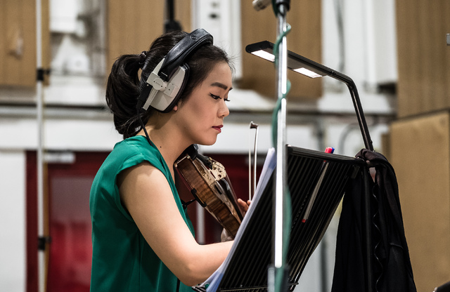 에스더 유가 연주했다, 영화 '체실 비치에서' 바이올린 선율