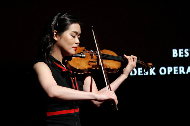 에스더 유가 연주했다, 영화 '체실 비치에서' 바이올린 선율