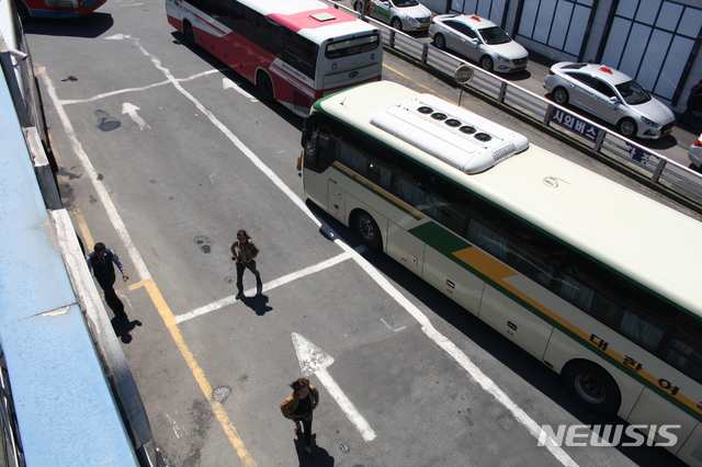 【진주=뉴시스】정경규 기자 = 경남 진주시외터미널에서 최근 3개월사이에 2명의 보행자가 차량에 치어 숨졌다.사진은 시외버스에서 하차한 승객이 시외버스 앞을 지나가는 모습이다.