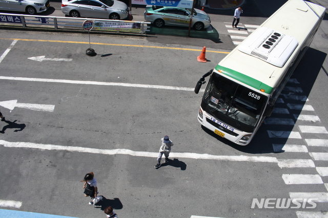 【진주=뉴시스】정경규 기자 = 경남 진주시외터미널에서 최근 3개월사이에 2명의 보행자가 차량에 치어 숨졌다.사진은 시외버스터미널로 진입하는 시외버스 앞을 지나는 보행자들의 모습이다.