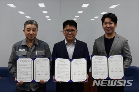 【창원=뉴시스】 홍정명 기자 = 4일 경남지방중소벤처기업청 3층 중회의실에서 권영학(가운데) 청장이 경남조선해양기자재협동조합 나영우(왼쪽) 이사장, 기술자숲㈜ 공태영 대표와 경남지역 조선업 일자리 미스매치 해결을 위한 업무협약을 체결한 후 기념촬영을 하고 있다.2018.09.04.(사진=경남지방중소벤처기업청 제공) photo@newsis.com