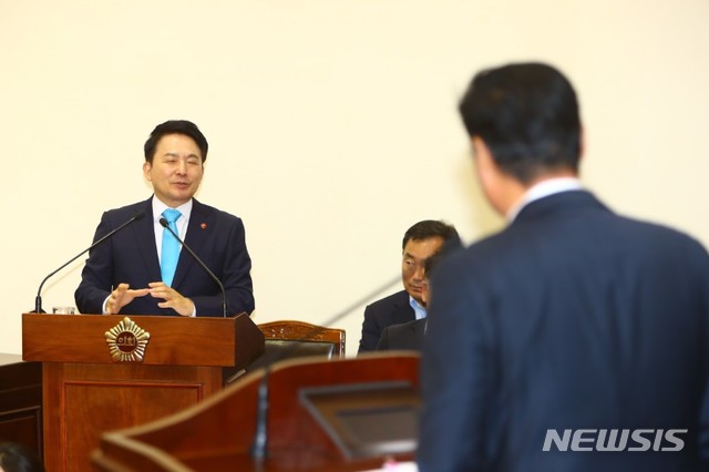 【제주=뉴시스】조수진 기자 = 4일 오후 원희룡 제주도지사가 제364회 제주도의회 1차 정례회 2차 본회의에서 진행된 도정질문에서 답하고 있다. 2018.09.04. (사진=제주도의회 제공)photo@newsis.com