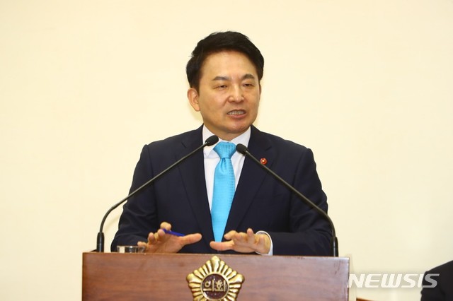 【제주=뉴시스】조수진 기자 = 4일 오후 원희룡 제주도지사가 제364회 제주도의회 1차 정례회 2차 본회의에서 진행된 도정질문에서 답하고 있다. 2018.09.04. (사진=제주도의회 제공)photo@newsis.com