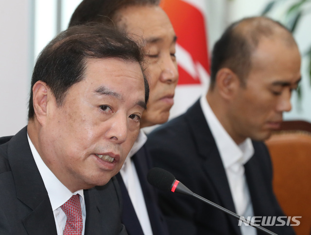 【서울=뉴시스】박영태 기자 = 4일 오전 서울 영등포구 여의도 국회에서 진행된 자유한국당 비상대책위원회의에서 김병준 비대위원장이 발언하고 있다. 2018.09.04.since1999@newsis.com