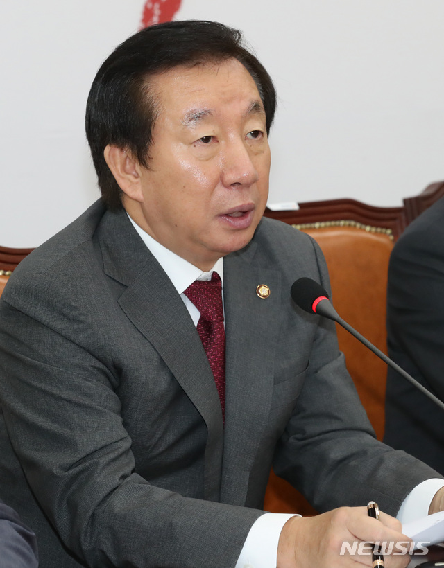 김성태 "소득주도성장 굿판 당장 멈춰야...靑, 끝장 토론하자"