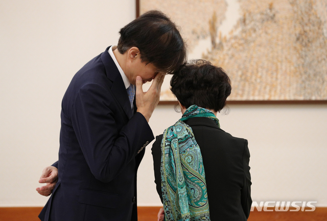 【서울=뉴시스】박진희 기자 = 최영애(오른쪽) 국가인권위원회 위원장이 4일 청와대 본관 충무실에서 신임 국가인권위원회 위원장 임명장 수여식에 앞서 조국 민정수석과 대화를 나누고 있다.&nbsp; 최 신임 위원장은 부산 출신으로 부산여고, 이화여대 기독교학과를 졸업했다. 동대학원에서 여성학으로 석사 학위를 받았으며, 이후 국가인권위원회 상임위원과 사무총장, 한국성폭력상담소장을 지냈다. 내정 전까지 서울시 인권위원회 위원장과 사단법인 '여성인권을 지원하는 사람들' 이사장을 맡았다. 2018.09.04. pak7130@newsis.com