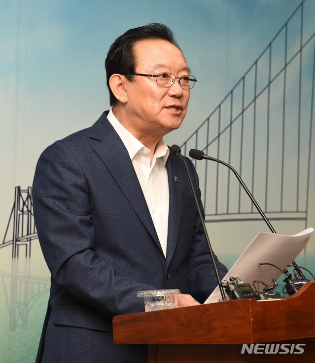 【울산=뉴시스】배병수 기자 = 송철호 울산시장은 4일 오전 울산시청 프레스센터에서 울산시립미술관 공론화 결과 및 향후 추진계획과 관련 기자회견을 갖고 있다. 2018.09.04. bbs@newsis.com.