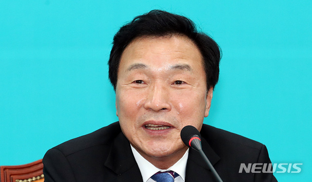 【서울=뉴시스】이종철 기자 = 손학규 바른미래당 대표가 4일 서울 여의도 국회에서 열린 당직 인선 발표 기자간담회에 참석해 모두발언을 하고 있다. 2018.09.04. jc4321@newsis.com