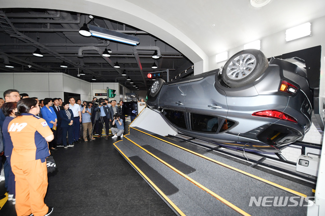 【울산=뉴시스】배병수 기자 = 울산안전체험관 개관식'이 4일 오전 울산시 북구 정자동 산27 일대 강동관광단지에서 열린 가운데 시민들이 지진재난 체험관을 둘러보고 있다. 2018.09.04.&nbsp;&nbsp;&nbsp; bbs@newsis.com.