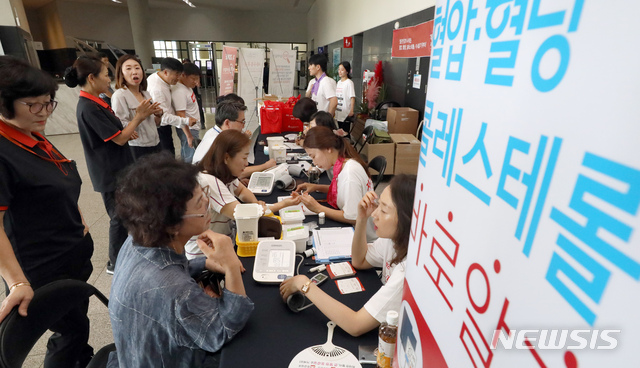 【세종=뉴시스】강종민 기자 = 4일 오전 정부세종청사에서 심뇌혈관질환 예방관리 합동캠페인이 열려 직원들이 고혈압·당뇨·콜레스테롤 수치 측정 등을 하며 심혈관질환 예방 관리 방법을 듣고 있다. 2018.09.04. ppkjm@newsis.com