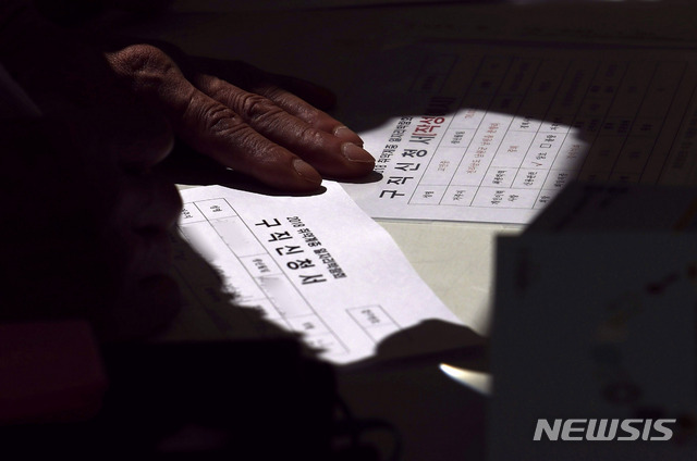 【서울=뉴시스】최동준 기자 = 4일 서울 중구 서울광장에서 열린 '서울시, 2018 취약계층 일자리박람회'를 찾은 구직 희망자들이 구직신청서 작성을 하고 있다. 2018.09.04. photocdj@newsis.com