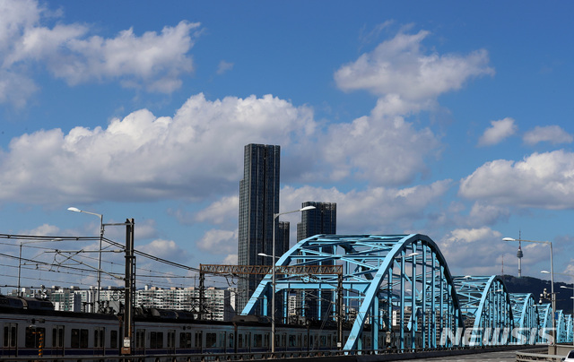 【서울=뉴시스】이영환 기자 = 맑은 날씨를 보인 4일 오후 서울 동작구 동작대교 남단에서 바라본 하늘이 구름과 조화를 이루고 있다. 2018.09.04. 20hwan@newsis.com