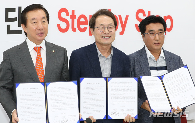 【서울=뉴시스】이종철 기자 = 4일 오후 서울 여의도 국회에서 왼쪽부터 김성태 자유한국당 원내대표, 조희연 서울시 교육감, 손동호 강서 특수학교 설립반대 비상대책위원회 위원장이 장애인 특수학교인 서진학교 설립 합의문을 발표하고 있다. 2018.09.04.jc4321@newsis.com