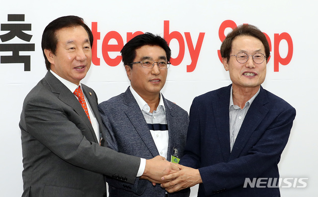 【서울=뉴시스】이종철 기자&nbsp; = 4일 오후 서울 여의도 국회에서 왼쪽부터 김성태 자유한국당 원내대표, 손동호 강서 특수학교 설립반대 비상대책위원회 위원장, 조희연 서울시 교육감이 장애인 특수학교인 서진학교 설립 합의문을 발표하고 손을 맞잡고 있다. 2018.09.04.jc4321@newsis.com