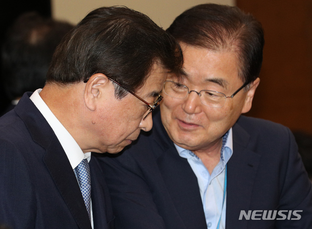 【서울=뉴시스】박진희 기자 = 서훈(왼쪽) 국정원장과 정의용 국가안보실장이 4일 청와대 여민관에서 외교안보 장관 회의에 참석하고 있다. 2018.09.04.pak7130@newsis.com