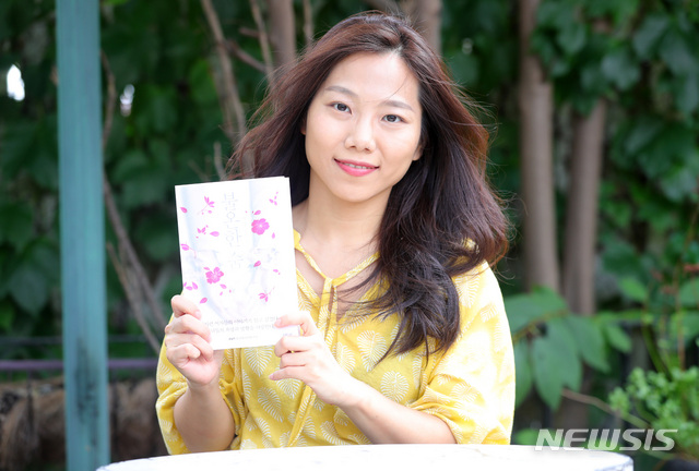 【서울=뉴시스】 배훈식 기자 = 서울 마포구의 카페에서 소설 '불온한 숨'의 박영 작가가 뉴시스와 인터뷰를 하고 있다. 2018.09.06. dahora83@newsis.com