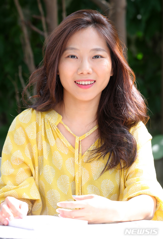 【서울=뉴시스】 배훈식 기자 = 서울 마포구의 카페에서 소설 '불온한 숨'의 박영 작가가 뉴시스와 인터뷰를 하고 있다. 2018.09.06. dahora83@newsis.com