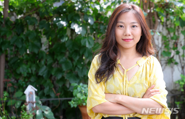 【서울=뉴시스】 배훈식 기자 = 서울 마포구의 카페에서 소설 '불온한 숨'의 박영 작가가 뉴시스와 인터뷰를 하고 있다. 2018.09.06. dahora83@newsis.com