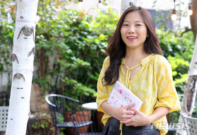 【서울=뉴시스】 배훈식 기자 = 서울 마포구의 카페에서 소설 '불온한 숨'의 박영 작가가 뉴시스와 인터뷰를 하고 있다. 2018.09.06. dahora83@newsis.com