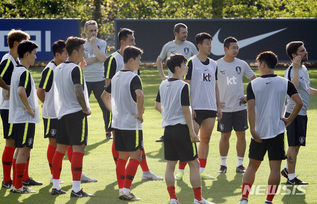 【파주=뉴시스】최동준 기자 = 4일 경기 파주 축구대표팀 트레이닝센터에서 열린 소집훈련에서 파울루 벤투 감독이 작전 지시를 하고 있다. 대표팀은 오는 7일 코스타리카, 11일 칠레와 평가전을 치른다. 2018.09.04. photocdj@newsis.com