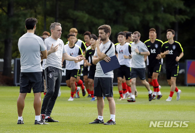 다【파주=뉴시스】최동준 기자 = 4일 경기 파주 축구대표팀 트레이닝센터에서 열린 소집훈련에서 파울루 벤투 감독이 코치진과 대화 하고 있다. 대표팀은 오는 7일 코스타리카, 11일 칠레와 평가전을 치른다. 2018.09.04. photocdj@newsis.com