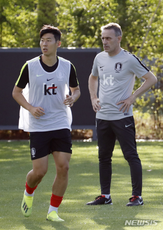 【파주=뉴시스】최동준 기자 = 4일 경기 파주 축구대표팀 트레이닝센터에서 열린 소집훈련에서 벤투 감독이 선수들 훈련을 지켜보고 있다. 대표팀은 오는 7일 코스타리카, 11일 칠레와 평가전을 치른다. 2018.09.04. photocdj@newsis.com