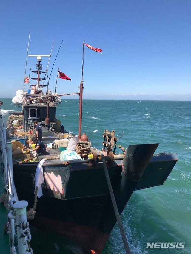 【서울=뉴시스】 중부지방해양경찰청 서해5도특별경비단(단장 이천식)은 4일 오후 12시경 연평도 근해상에서 불법조업하다 정선명령을 거부하고 달아나려 한 혐의로 해군과 합동으로 중국어선 1척 나포, 17척을 퇴거 하였다고 밝혔다.이번에 나포한 중국어선 단어포A호(20톤급, 목선, 자망, 선원 6명)는 인천시 옹진군 연평도 남서방 약 28km(약 15해리)에서 NLL 이남 8km(4.5해리), 특정금지구역 약 122km(66해리)침범하여 불법조업 및 정선명령에 불응하여 '배타적경제수역에서의 외국인어업 등에 대한 주권적권리의 행사에 관한 법률(약칭 : 경제수역어업주권법)을 위반한 협의로 나포한 것이다. 2018.09.04. (사진=서해5도특별경비단 제공) photo@newsis.com