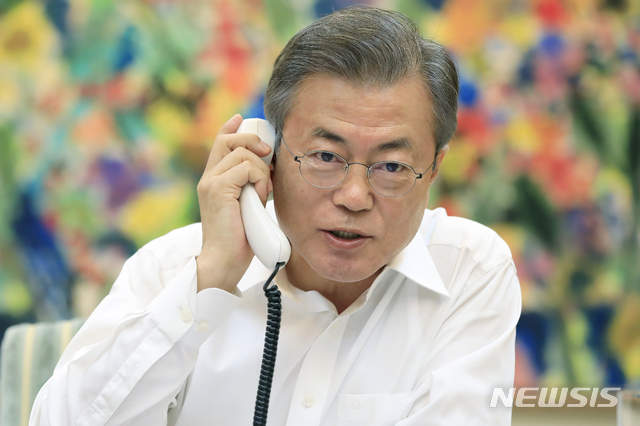 【서울=뉴시스】 문재인 대통령이 4일 저녁 청와대 관저 소회의실에서 대북 특사단 방북과 관련 미국 도널드 트럼프 대통령과 전화 통화를 하고 있다. 2018.09.04. (사진=청와대 제공) photo@newsis.com