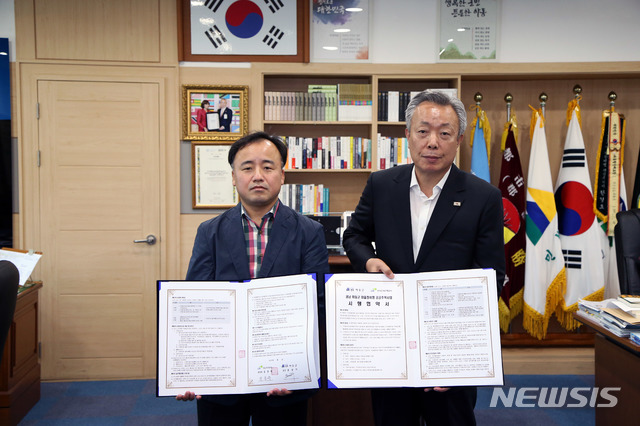 【하동=뉴시스】김윤관 기자 = 경남 하동군은 지난해 국토교통부 공모에 선정된 하동읍 마을정비형 공공주택 사업추진을 위해 지난 4일 LH 경남지역본부와 사업시행 협약을 체결했다. 2018.09.05. (사진=하동군 제공) kyk@newsis.com
