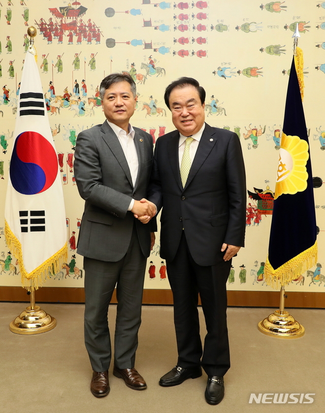 문희상 국회의장(오른쪽)과 신원철 서울시의회 의장 