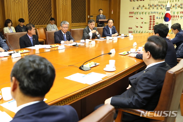 문희상 국회의장에게 지방분권 촉구하는 신원철 서울시의회 의장