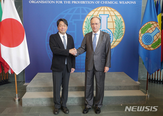 【서울=뉴시스】오노데라 이쓰노리(小野寺五典) 일본 방위상과 페르난도 아리아스 화학무기금지기구(OPCW)사무총장이 4일(현지시간) 네덜란드 헤이그에 위치한 OPCW 본부에서 악수를 나누고 있다. (사진출처:OPCW 홈페이지 캡쳐) 2018.09.05.