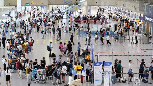  【부산=뉴시스】하경민 기자 = 한국공항공사는 김해공항 이용자수가 지난 8월 149만1538명이 몰리면서 올들어 전체 이용자 수가 1146만명을 넘어섰다고 5일 밝혔다. 사진은 지난 7월 29일 본격적인 여름 휴가철을 맞아 북적이는 김해국제공항 국제선 청사의 모습.2018.09.05 photo@newsis.com