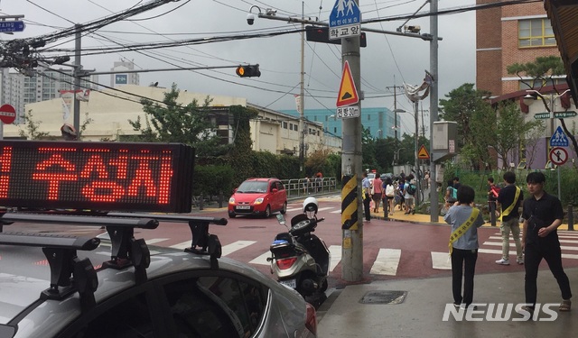 【서울=뉴시스】서울 성동구는 2학기를 맞아 성동구 지역 내 21개 초등학교 주변 불법주차에 대한 특별단속을 실시한다고 5일 밝혔다. 2018.09.05. (사진=성동구 제공)