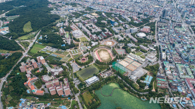 【전주=뉴시스】윤난슬 기자 = 전북대학교가 학생의 교육 등을 위해 투자하는 교육비가 서울대를 제외한 9개 거점 국립대 가운데 두 번째로 많은 것으로 나타났다. 항공에서 촬영한 전북대학교 모습.2018.09.05.(사진=전북대 제공) photo@newsis.com