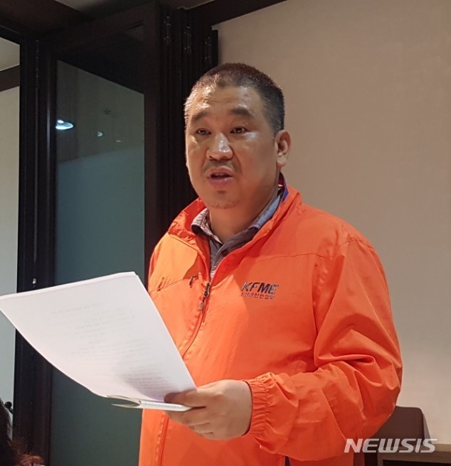 【서울=뉴시스】최승재 소상공인연합회 회장이 5일 서울 여의도 한 중식당에서 기자회견을 갖고 5인 미만 사업장에 대한 최저임금 차등화 등 업계 현안을 설명하고 있다. 2018.09.05 (사진=소상공인연합회 제공) photo@newsis.com