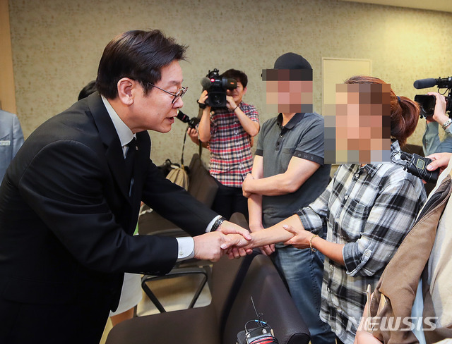 【수원=뉴시스】박다예 기자 = 이재명 경기도지사는 5일 오후 경기 화성시 한림대학교 동탄성심병원 장례식장에서 삼성전자 기흥사업장 이산화탄소 누출 사고 부상자 가족들을 만나고 있다. 2018.09.05 (사진 = 경기도 제공)&nbsp; photo@newsis.com 