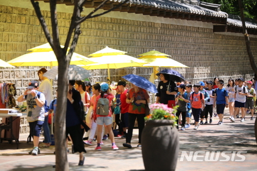 【서울=뉴시스】서울시는 사회적경제장터인 '덕수궁 페어샵'을 6일부터 덕수궁 돌담길에서 재개장한다고 5일 밝혔다. <사진제공=서울시> 2018.09.05