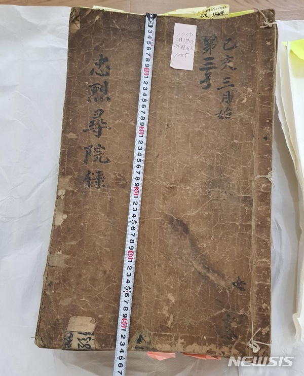 【통영=뉴시스】신정철 기자 = 충무공 이순신 장군의 위패를 모신 경남 통영시 명정동 통영충렬사(사적 제236호)에서 이순신 장군에게 제례를 올리거나 참배를 하기위해 방문한 방문자 명부인 '심원록(尋院錄)'이 발견됐다. 5일 통영충렬사 및 사학계에 따르면 이 기록문은 문서 자체의 가치도 높다. 심원록 16권의 장정과 종이의 재질 등은 조선왕조실록이나 승정원일기에 버금가며, 이는 통제영 12공방과 종이를 제작한 승방 등 당시 산업력을 보여주는 중대한 사료로 평가받고 있다. 2018.09.05.(사진=통영충렬사 제공)&nbsp;&nbsp; photo@newsis.com