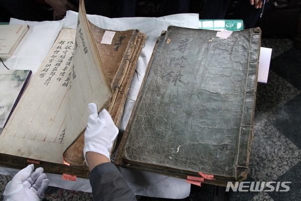 【통영=뉴시스】신정철 기자 = 충무공 이순신 장군의 위패를 모신 경남 통영시 명정동 통영충렬사(사적 제236호)에서 이순신 장군에게 제례를 올리거나 참배를 하기위해 방문한 방문자 명부인 '심원록(尋院錄)'이 발견됐다. 5일 통영충렬사 및 사학계에 따르면 이 기록문은 조선 영조시대부터 통제영이 폐영된 이후인 1980년까지 무릇 228년간의 기록으로, 그 내용은 물론 문서 자체로도 '보물급' 사료라는 평가가 나오고 있다.2018.09.05.(사진=통영충렬사 제공)&nbsp;&nbsp; photo@newsis.com