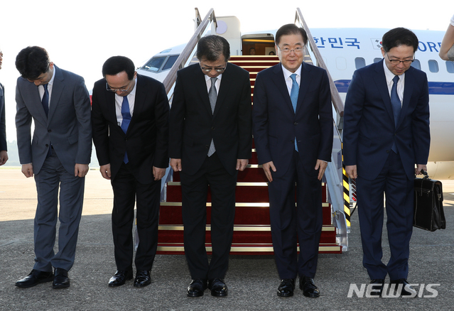【성남=뉴시스】전신 기자 = 정의용 국가안보실장을 비롯한 대북 특사단이 5일 경기도 성남 서울공항에서 평양으로 향하는 특별기에 탑승하기 전 인사하고 있다. 왼쪽부터 윤건영 청와대 국정기획상황실장. 김상균 국정원 2차장, 서훈 국정원장, 정의용 국가안보실장, 천해성 통일부 차관. 2018.09.05. photo1006@newsis.com