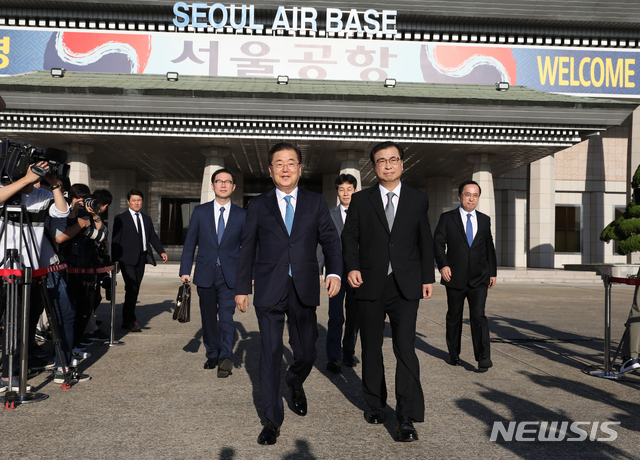 【성남=뉴시스】전신 기자 = 정의용 국가안보실장을 비롯한 대북 특사단이 5일 경기도 성남 서울공항에서 평양으로 향하는 특별기에 탑승하고 있다.&nbsp; 특사단은 윤건영 청와대 국정기획상황실장. 김상균 국정원 2차장, 정의용 국가안보실장, 서훈 국정원장, 천해성 통일부 차관. 2018.09.05.&nbsp; photo1006@newsis.com