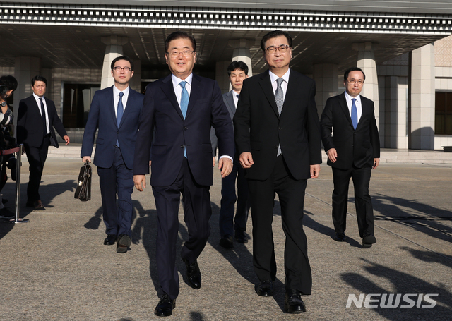 【성남=뉴시스】전신 기자 = 정의용 국가안보실장을 비롯한 대북 특사단이 5일 경기도 성남 서울공항에서 평양으로 향하는 특별기에 탑승하고 있다.&nbsp; 왼쪽부터 천해성 통일부 차관, 정의용 안보실장, 서훈 국정원장, 김상균 국정원 2차장. 2018.09.05.&nbsp; photo1006@newsis.com